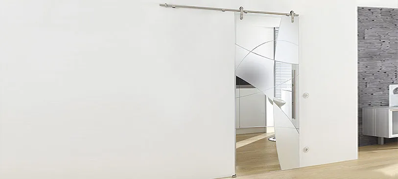 Glastür mit dezentem Streifenmuster zwischen Flur und Wohnraum