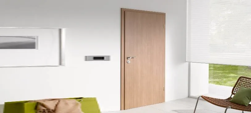 Moderne Innentür mit Edelstahlgriff